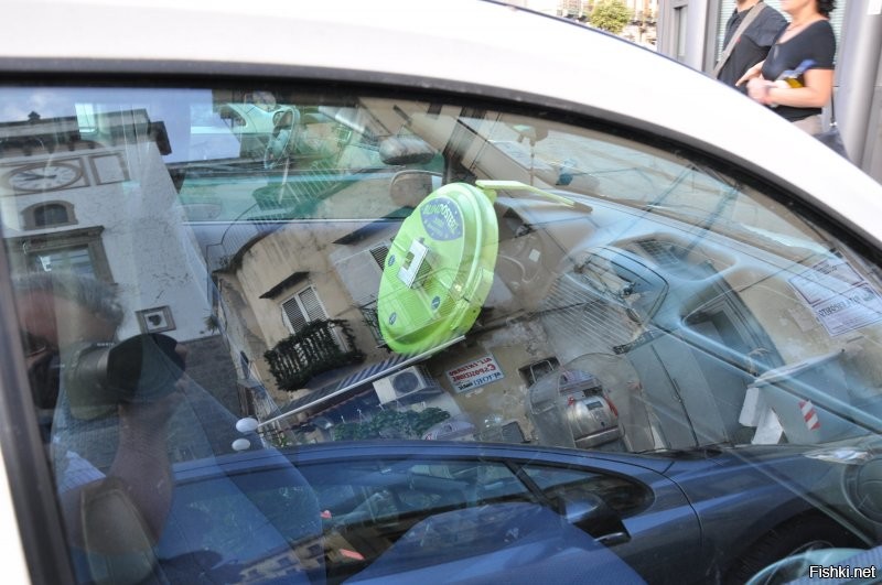Вот так защищают итальянцы свои автомобили. Снимок сделан в Неаполе.