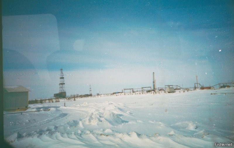 1997 Усинск и Харьягинское месторождение 5-й куст, слева часть магазина.