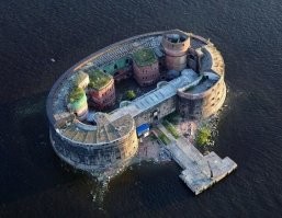 Чумной форт просто напрашивается на гостиницу. Рядом автотрасса по мосту, Петродворец со всеми принадлежностями в доступности заплыва на лёгком катерке. Кронштадт, в конце концов... А виды какие из окон, представляете? Все суда из портов С-Пб проходят буквально под этими окнами.