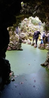 Интересная подборка заброшенных мест... кроме Синтры. Синтра одна из самых известных и ежедневно посещаемых тысячами туристами достопримечательность в Португалии.