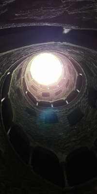 Интересная подборка заброшенных мест... кроме Синтры. Синтра одна из самых известных и ежедневно посещаемых тысячами туристами достопримечательность в Португалии.