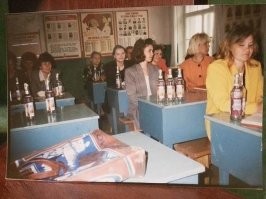 Выдача зарплаты учителям водкой. 1997.