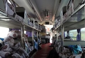 Давно нужно "спальные" самолёты делать для дальних рейсов. 

Пролежать часов 8, проще, чем просидеть. 

Автобусы такие уже есть.