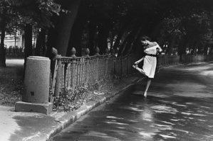 Прелесть. Женщины прекрасны всегда! 
Выхожу на Киевской сигарет купить, а на Бородинском мосту танк стоит, в небе - вертолет. Вроде и в армии отслужил, а любопытство куда деть. Пойду, посмотрю. А работал на Темирязевской. Метров на двести подошел, он как йопнет! В ушах зон, до самой Темирязевской. Выхожу, солнце, погода -сказка, слух вернулся. Впереди две молодые мамы с колясками. Болтают. "Как погода хорошая, этих пучить начинает..." и дальше идут. Понимаете?! Империя разваливается, парламент из танков расстреливают, в Москве! А вот мир этих юных мам был весь там, в колясках. И это прекрасно, вот она жизнь!