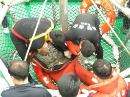 Теплоход Синегорье с грузом леса. Затонул аккурат на мою днюху . 22 октября 2006-ой год . Корейский пролив.
Посмотрите на эти лица .
Паша , третий механик . Прыгнул в воду , гидротермокостюм лопнул по шву . Плюс к этому прилетевшее бревно выбило руку из суставной сумки . Продержался на воде двое суток . Цеплялся зубами за веревки на бревнах . Потерял зубы . Работает стармехом .
Боцман , Анатолий , когда его поднимали из воды , уже ничего не соображал , успел проститься с семьей . Ментально себя похоронил . Приходил в себя потом очень долго . После этого с морями завязал напрочь .