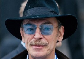 Не одна она такая...
Зачем шляпа Боярскому? Не снимает даже в студии.
1. доступный способ  скрыть лысину.
2. маскировка послеоперационных шрамов.
3. наличие хронических заболеваний.
4. верность стилю.
5. забота о здоровье.
6. всё вместе.