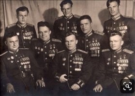 Хорошая подборка, либерально-правильная. 80% крутых "американских победителей" во 2МВ и 1 фото печального Сталина + каторжанин из Нерчинска.
А вот реальные победители во 2 МВ