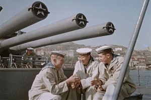 Хорошая подборка, либерально-правильная. 80% крутых "американских победителей" во 2МВ и 1 фото печального Сталина + каторжанин из Нерчинска.
А вот реальные победители во 2 МВ