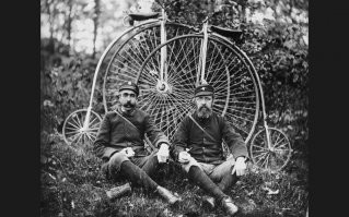 Два вопроса. Как они туда залазили, и как они крутили это здоровое колесо? Фотка сродни как щас на фоне своей тачки.