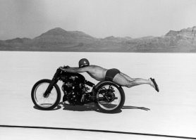 За что он его бьет, и нах"я он в трусах и лежа?