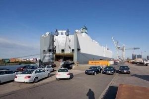 Одной из основной версий является человеческий фактор . Не правильное размещение а\машин , вследствие чего вес груза неравномерно  распределился .
Машины класса "премиум" ....... 45 лямов фунтов