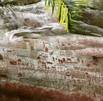 Ага, Верим-верим.

Вот этот справа, за 12 000 лет один-единственный отколовшийся от расписанной стены маленький кусочек  ну просто очень убедителен.