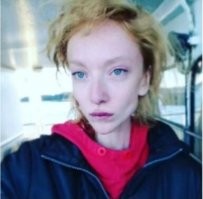 у девушки на лице написано что у нее с башкой не все впорядке, еще доводят себя всякими диетами, я б не отважился такой слова поперек сказать, не то что флиртовать с другими при ней