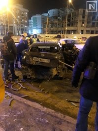 "По словам очевидца Артема, женщина, ехавашая сзади, была не пристёгнута - выкинуло из машины и машиной проехали по ней. Водитель и второй пассажир выпившие. Женщина скончалась до приезда скорой".
У водителя в результате ДТП пробито плечо штырем от забора, у выжившего пассажира все лицо в крови. Он женщину поднять все пытался, говорит: "Лена, вставай. Моя жена будущая".
За 7 минут до приезда скорой женщина перестала подавать признаки жизни и посинела", - добавил Артем.""