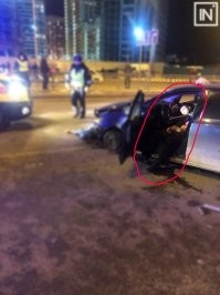 "По словам очевидца Артема, женщина, ехавашая сзади, была не пристёгнута - выкинуло из машины и машиной проехали по ней. Водитель и второй пассажир выпившие. Женщина скончалась до приезда скорой".
У водителя в результате ДТП пробито плечо штырем от забора, у выжившего пассажира все лицо в крови. Он женщину поднять все пытался, говорит: "Лена, вставай. Моя жена будущая".
За 7 минут до приезда скорой женщина перестала подавать признаки жизни и посинела", - добавил Артем.""