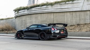 Не "автовсячина", а "автоуета"
Неужели в мире авто нет действительно интересного, оригинального и не глупого при этом?
Парад глупости, устроенный идиотами, изуродовавших собственное авто.