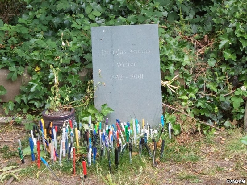 Традиция такая есть. Вот могила Дугласа Адамса, автора "Hitchhiker's Guide to the Galaxy", на кладбище Хайгейт в Лондоне