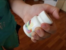 Если отверстие для крана не нужно, когда кран в ванной с поворотным изливом, для затыкания заподлицо, идеально подходит крышка от банки с витаминами. И по размеру и по цвету...