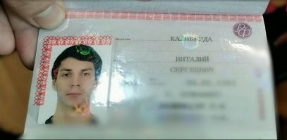 "Бизнесмен, насмерть сбивший влюбленную пару в Наро-Фоминске, любил полихачить. Его «Кадиллак» не раз замечали на ночных улицах города.
В годовщину начала своих отношений погибла под колесами влюбленная пара в подмосковном Наро-Фоминске. Молодые люди попали под колеса автомобиля "Cadillac Escalade", когда переходили дорогу по пешеходному переходу.
Трагедия произошла 6 ноября в 10 часов вечера. 22 летний Даниил встретил с электрички свою девушку - 19-летнюю Настю, которая приехала к нему из Москвы на уик-энд. Оба учились в столичном вузе на дизайнеров, но с того момента, как в институте ввели дистанционку, они виделись только по выходным.
Влюбленные переходили дорогу по "зебре" возле местного Дворца спорта, как вдруг на дороге показалась крутая иномарка. Как потом выяснилось, она ехала со скоростью 160 километров в час. Водитель не затормозил и не увернулся, а ребята даже не успели отскочить - он протащил их на своем бампере несколько метров. Задержанным оказался 27-летний Виталий Калиберда. Он был нетрезв, но осознавал, что случилось, и кричал, что хочет повеситься.
Установлено, что Виталий - предприниматель, он владеет фармацевтической компанией в Красногорске и входит в совет директоров одного из местных торговых центров. Его отец Сергей Калиберда также был крупным игроком на лекарственном рынке аж с 1991 года. Соседи отмечают, что дом у Калиберды больше похож на дворец..."