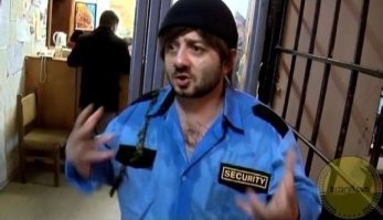 Подарок судьбы. Понять и простить.
Работники магазина не могли успеть за те 8-9 секунд, что ушли на перемещение подарка.