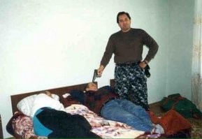 Он уже давно тренируется с пистолетом. Опасный: