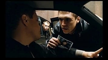 Все лучшее сразу: как одевались российские звезды в 1990-е