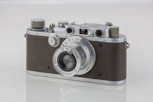 Судя по всему водолаз пользуется Leica IIIa. На заводной головке установлен маховичок с четырьмя ручками с шариками на концах для проворачивания заводной головки зубами. Курковый взвод на лейках тогда не устанавливался, да его, вроде, и вообще не существовало :)