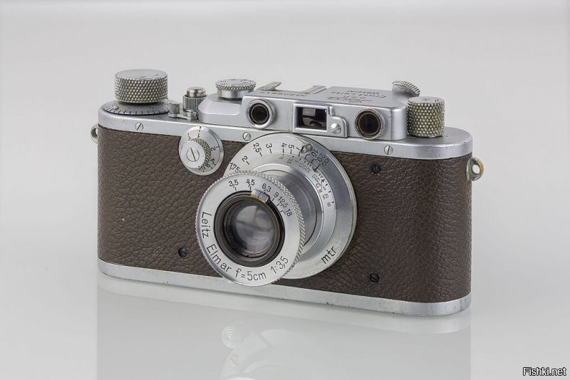 Судя по всему водолаз пользуется Leica IIIa. На заводной головке установлен маховичок с четырьмя ручками с шариками на концах для проворачивания заводной головки зубами. Курковый взвод на лейках тогда не устанавливался, да его, вроде, и вообще не существовало :)
