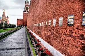 ну, разве что у кремлевской стены...