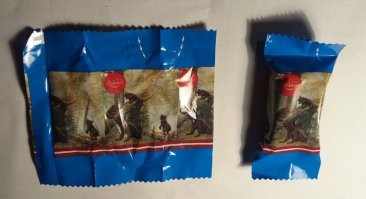 вот Латвия круче всех. Латвия объявила вне закона российские конфеты в 2017 году "Мишка косолапый". Суд в Латвии запретил продажу на территории страны российских конфет «Мишка косолапый», которые производит фабрика «Красный октябрь». Теперь в продаже остались только эти убогие и невкусные конфеты фабрики "Лайма", которые продавались и ранее.
