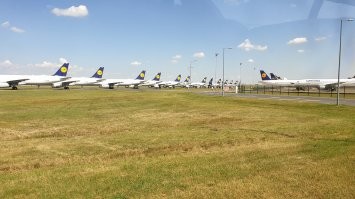 На самом деле задумка не глупая. 
Из-за пандемии у авиакомпаний два выхода: законсервировать самолеты или продолжать минимально эксплуатировать. 
У второго варианта такой плюс, что у пилотов сохраняется лицензия. Если пилот не налётывает определенное количество часов, то лицензия может и за пол-года аннулироваться.
А тут еще решили и стюардесс потренировать, и может какую-никакую прибыль поиметь.
На фото законсервированные самолеты Люфтганзы стройными рядами стоят в аэропорту Будапешта.