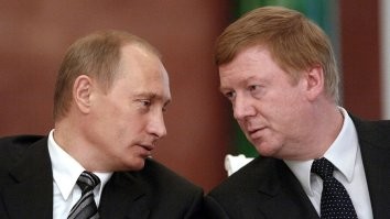 Нет, а почему именно Путин? Главное, воруют, ну то есть работают все, а ему одному  ежегодно приходится отдаваться. Пожалуйста, пусть Чубайс выступит на конференции. Они же с Путиным закодычные друзья и единое целое в правлении страной.