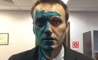 скорее всего так и было, для этого фото сделали
Навальный просто использовал ситуацию для пиара как в статье написано, и правльно сделал