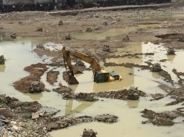 Тут если прикрыть ладонью экскаватор, то можно будет разглядеть маневры большого числа танков. Из серии "показалось"