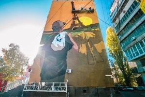 Был когда-то мем, где парень с пакетом АТБ(крупнейшая сеть супермаркетов в Украине, как например в России "Магнит" или "Пятерочка")стоит с пакетом этой сети возле Эйфелевой башни. В Днепре даже на доме изобразили, как раз напротив магаза конкурирующей сети.