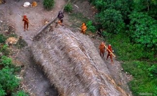 Сентинельцы , вот кто действительно живёт в каменном веке и по сей день не пускает к себе цивилизацию .
А то , что в данном посте , так это просто аниматоры на потеху западному обывателю .
Случайно заплывших рыбаков убили и закопали на пляже .
Миссионера убили и закопали на пляже .
С вертолета скинули им посуду и свинью ..... посуду забрали , вертолет из луков обстреляли , свинью убили и закопали .....  там же ...  на пляже .