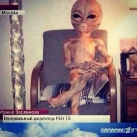это не скульптура, а окаменевший бог Земли  под воздействия оружия Арктурианцев