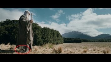 Блин, лошади в Америке появились только по средствам колонизаторов, а тут как? Тату, я я спец, как у чудиков в современных городах. А у чувака с дубинкой вообще что то, очень похожее на современное обручальное кольцо на пальце. Типа того: