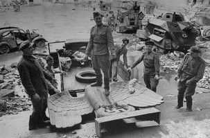 Двор Рейхсканцелярии вскоре после окончания боев за Берлин