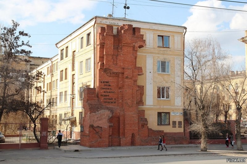 Не надо других позорить, когда сам не прав. Это мельница Гергарда. А дом Павлова выглядит так: