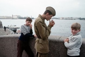 Повседневная форма (ХБ) без цветных погон стала вводиться только с 1988 года, а массово - с 1989-го. Это я помню точно.