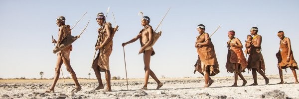 Любые категоричные мнения, тем более не подтверждённые объективными данными, всегда вызывают желание спорить. Утверждения автора, с которыми Вы солидаризируетесь, вполне имеют право на существование. Но только как одна из версий. Моя версия ничуть не менее (а, скорее более) вероятна. 
В условиях отсутствия медицинской помощи хождение без обуви нередко приводило к фатальным для древнего охотника вещам: гнойно-септическим процессам на ногах, столбняку, укусам ядовитых тварей. Маловероятно, что древние люди были настолько глупы, чтобы не установить связи босохождения и повышенной вероятности смерти. И не принять превентивных мер.    
Товарищ Чака Зулу, на которого Вы ссылаетесь как на авторитет, вообще личность уникальная. Он заказал себе и особое оружие, и особую одежду, и отказался от обуви. Это был элемент его имиджа. Возможно, и своих воинов он заставил ходить босиком. Но все остальные-то, не будучи дураками, носили сандалии!