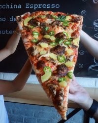 Жаль что фото без подписей.
Канадская пекарня Lamanna's печет огромные ломти пиццы с разнообразной начинкой, в том числе для сладкоежек.