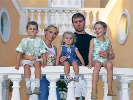 Прекрасный шанс для девушки из бедной семьи удачно выйти замуж
Пожалуй - ЕДИНСТВЕННЫЙ
Постоянный контакт с мужчинами из всех социальных групп, в т.ч. - из высшего олигархического класса
Вот прекрасный пример:
.