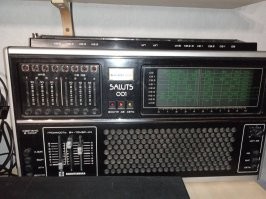 Вот таким приемником пользуюсь. Потрясающий звук! Были все культовые приемники СССР. Оставил только этот аппарат.