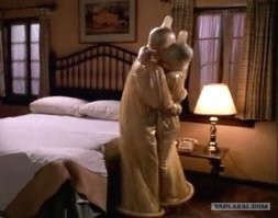 Она просто не сняла еще "защитный костюм".