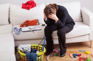 "Вещи, которые создают ощущение бардака"

Это когда ходят дома в уличной обуви... например. Соседи, кстати, тоже не в восторге от цоканья.