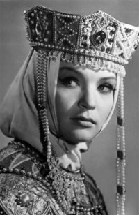 На фотопробах претендентки на роль царицы - Светлана Светличная , Любовь Малышева , Нина Маслова ( утверждена ) .