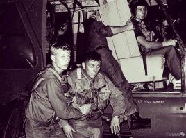 Пилот Виктор Визкара эвакуированный с места приземления в джунглях, после прыжка с парашютом, видевший как самолет прошёл под "куполом парашюта" и врезался в гору.