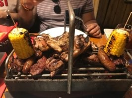 У нас в Антверпене есть аргентинский ресторанчик , очень приятное место , блюда гриль приносят на горящих мангалах , удобно пока кушаешь одно дожариваешь другое :) Но с этим гребанным корона вирусом хрен куда сходишь , закрыто все . Слава богу хоть магазины с первого числа открыли про рестораны сказали можно забыть до 16 января и про рождество и Новый год .  вот такие порции на одного человека и не дорого и все очень вкусно . Раньше был большой ресторан Мексикан гриль , зашел заплатил за семью и кушай сколько угодно в течении 3х часов , пиво, вино и другие напитки все бесплатно , долго он не проработал :)))))